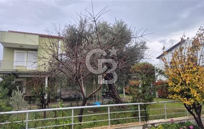 ÇEŞME'DE 500 M2 ALANDA MÜSTAKİL SATILIK TRİPLEKS BAHÇELİ VİLLA