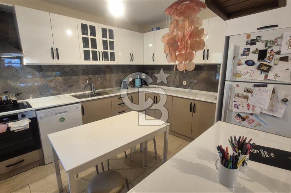 ÇEŞME'DE 500 M2 ALANDA MÜSTAKİL SATILIK TRİPLEKS BAHÇELİ VİLLA