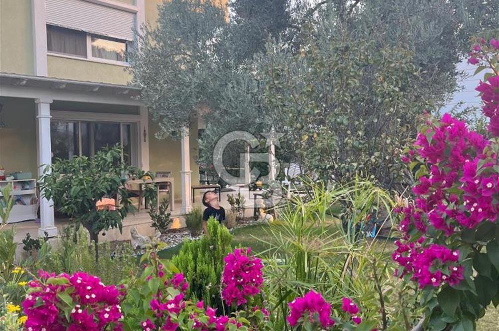 ÇEŞME'DE 500 M2 ALANDA MÜSTAKİL SATILIK TRİPLEKS BAHÇELİ VİLLA