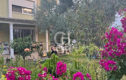 ÇEŞME'DE 500 M2 ALANDA MÜSTAKİL SATILIK TRİPLEKS BAHÇELİ VİLLA