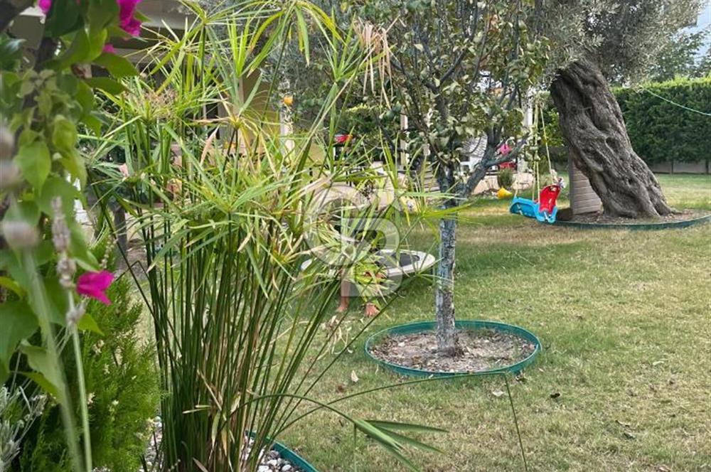 ÇEŞME'DE 500 M2 ALANDA MÜSTAKİL SATILIK TRİPLEKS BAHÇELİ VİLLA