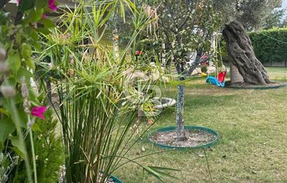 ÇEŞME'DE 500 M2 ALANDA MÜSTAKİL SATILIK TRİPLEKS BAHÇELİ VİLLA