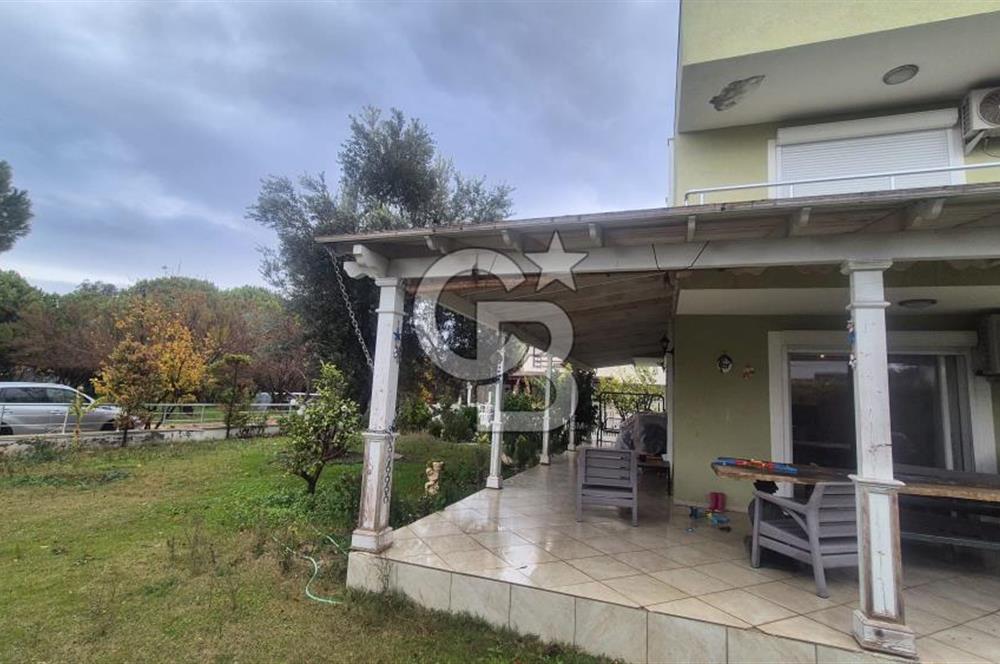 ÇEŞME'DE 500 M2 ALANDA MÜSTAKİL SATILIK TRİPLEKS BAHÇELİ VİLLA