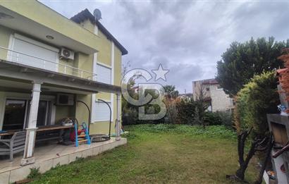 ÇEŞME'DE 500 M2 ALANDA MÜSTAKİL SATILIK TRİPLEKS BAHÇELİ VİLLA