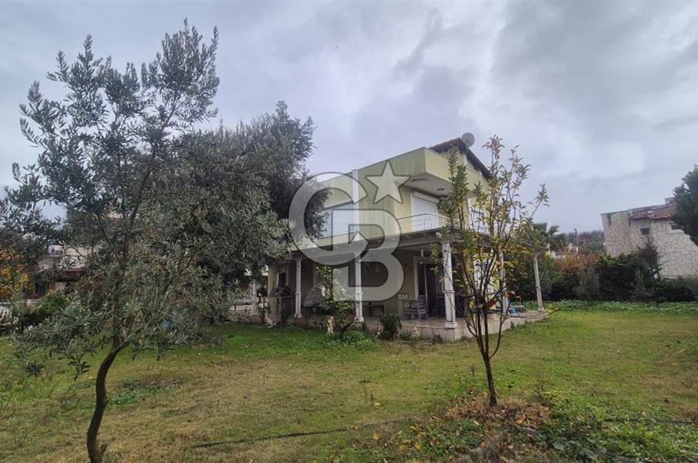 ÇEŞME'DE 500 M2 ALANDA MÜSTAKİL SATILIK TRİPLEKS BAHÇELİ VİLLA