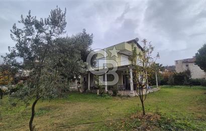 ÇEŞME'DE 500 M2 ALANDA MÜSTAKİL SATILIK TRİPLEKS BAHÇELİ VİLLA