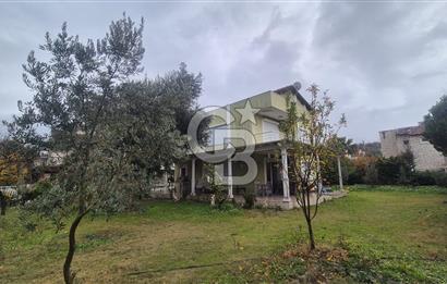 ÇEŞME'DE 500 M2 ALANDA MÜSTAKİL SATILIK TRİPLEKS BAHÇELİ VİLLA