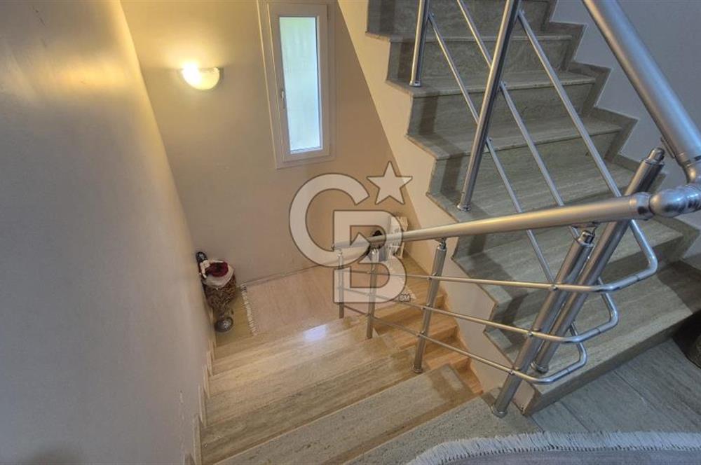 ÇEŞME'DE 500 M2 ALANDA MÜSTAKİL SATILIK TRİPLEKS BAHÇELİ VİLLA