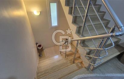 ÇEŞME'DE 500 M2 ALANDA MÜSTAKİL SATILIK TRİPLEKS BAHÇELİ VİLLA