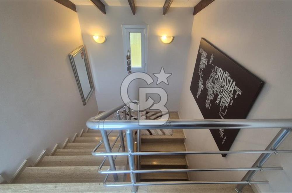 ÇEŞME'DE 500 M2 ALANDA MÜSTAKİL SATILIK TRİPLEKS BAHÇELİ VİLLA