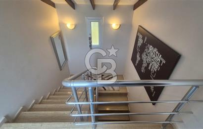 ÇEŞME'DE 500 M2 ALANDA MÜSTAKİL SATILIK TRİPLEKS BAHÇELİ VİLLA