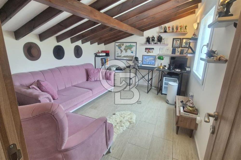 ÇEŞME'DE 500 M2 ALANDA MÜSTAKİL SATILIK TRİPLEKS BAHÇELİ VİLLA