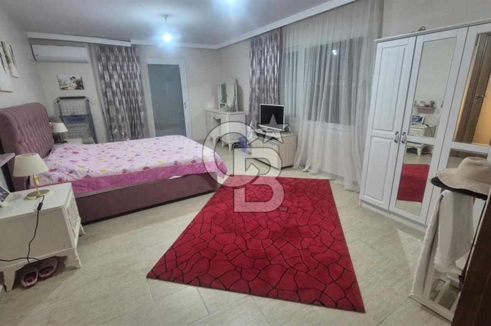 ÇEŞME'DE 500 M2 ALANDA MÜSTAKİL SATILIK TRİPLEKS BAHÇELİ VİLLA