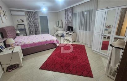 ÇEŞME'DE 500 M2 ALANDA MÜSTAKİL SATILIK TRİPLEKS BAHÇELİ VİLLA