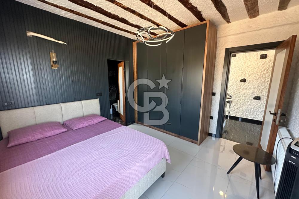 ÇEŞME ALAÇATI DENİZ MANZARALI 6+2 HAVUZLU EŞYALI SATILIK VİLLA