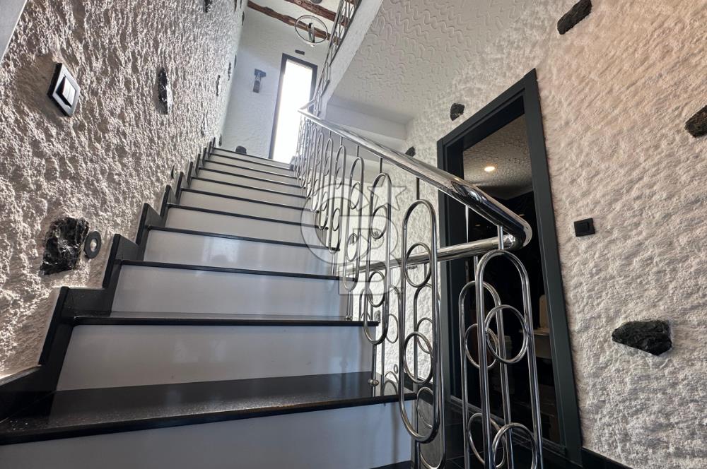 ÇEŞME ALAÇATI DENİZ MANZARALI 6+2 HAVUZLU EŞYALI SATILIK VİLLA