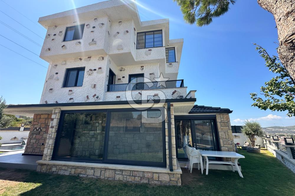 ÇEŞME ALAÇATI DENİZ MANZARALI 6+2 HAVUZLU EŞYALI SATILIK VİLLA