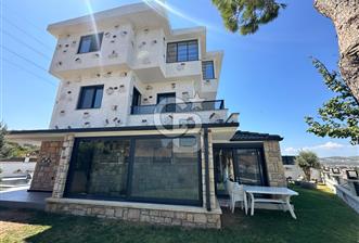 ÇEŞME ALAÇATI DENİZ MANZARALI 6+2 HAVUZLU EŞYALI SATILIK VİLLA - 1 - 325729