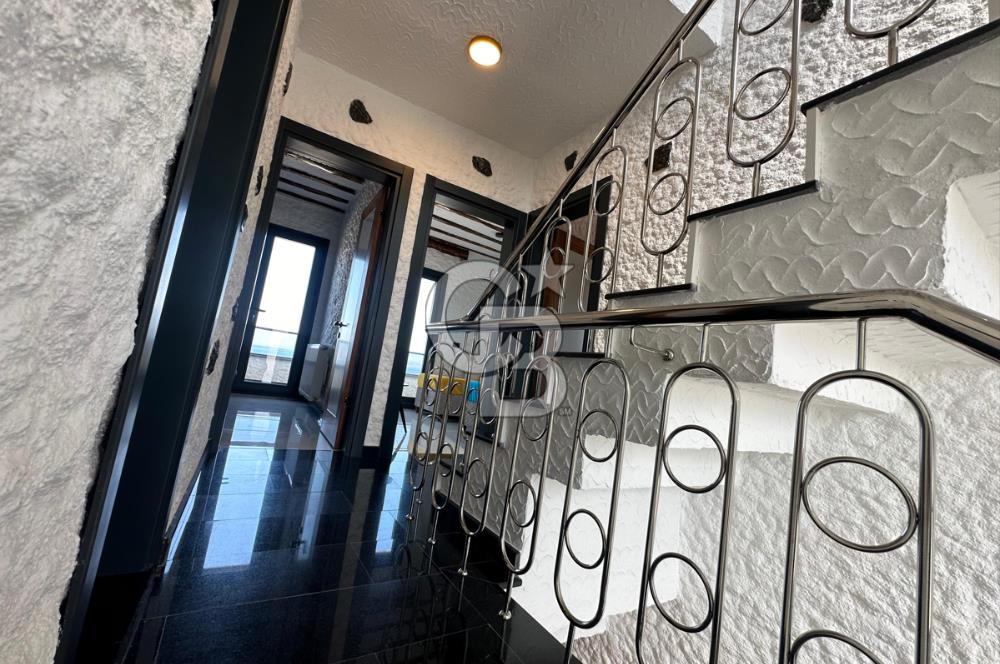 ÇEŞME ALAÇATI DENİZ MANZARALI 6+2 HAVUZLU EŞYALI SATILIK VİLLA