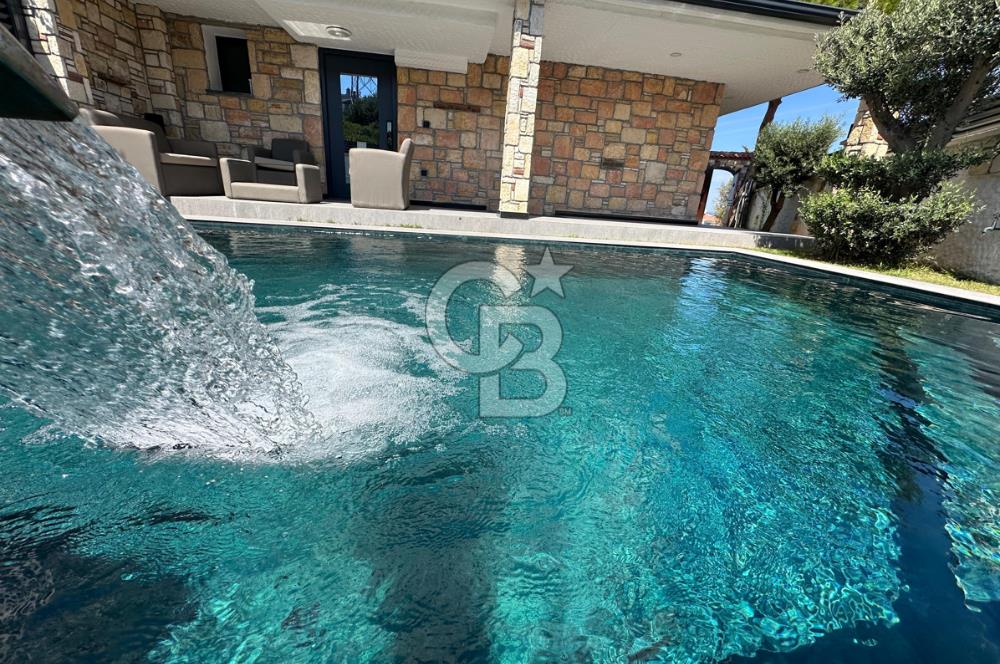 ÇEŞME ALAÇATI DENİZ MANZARALI 6+2 HAVUZLU EŞYALI SATILIK VİLLA