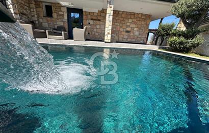 ÇEŞME ALAÇATI DENİZ MANZARALI 6+2 HAVUZLU EŞYALI SATILIK VİLLA