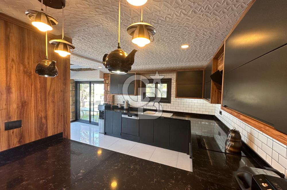 ÇEŞME ALAÇATI DENİZ MANZARALI 6+2 HAVUZLU EŞYALI SATILIK VİLLA