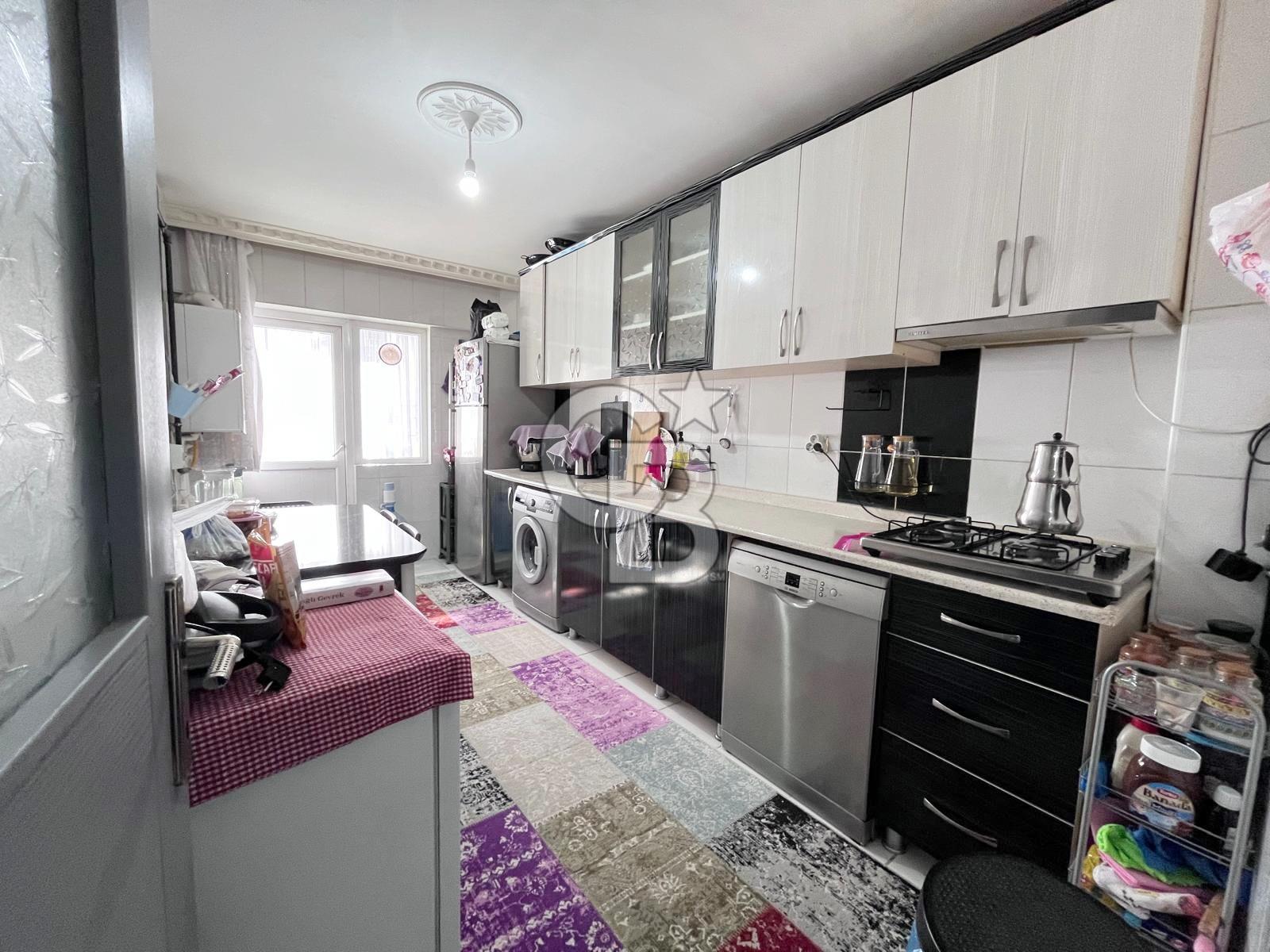 CADDE ÜZERİ YÜKSEK GİRİŞ ALTI DAİRE GENİŞ CAM BALKONLU 2+1