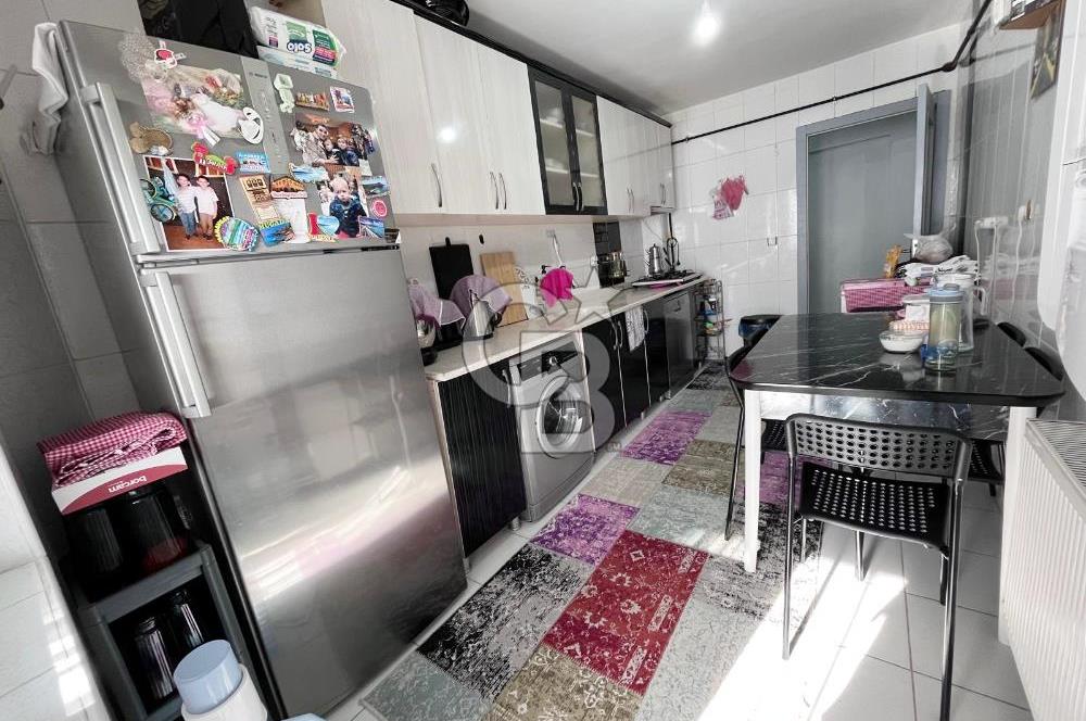 CADDE ÜZERİ YÜKSEK GİRİŞ ALTI DAİRE GENİŞ CAM BALKONLU 2+1