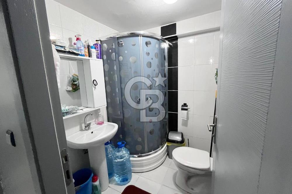 CADDE ÜZERİ YÜKSEK GİRİŞ ALTI DAİRE GENİŞ CAM BALKONLU 2+1