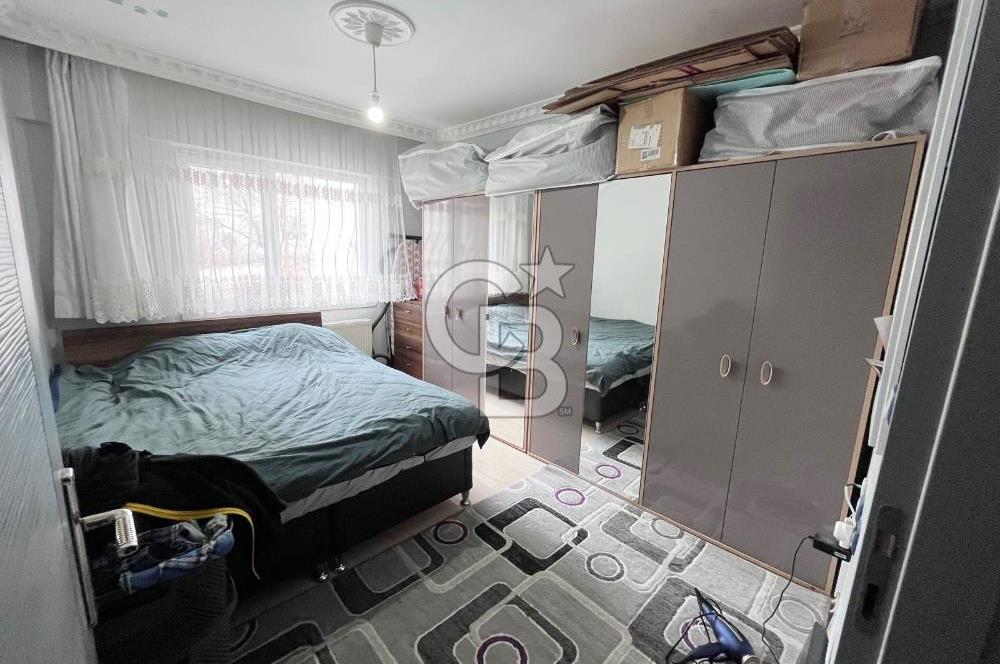 CADDE ÜZERİ YÜKSEK GİRİŞ ALTI DAİRE GENİŞ CAM BALKONLU 2+1