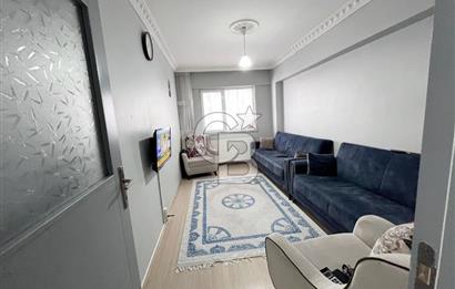 CADDE ÜZERİ YÜKSEK GİRİŞ ALTI DAİRE GENİŞ CAM BALKONLU 2+1