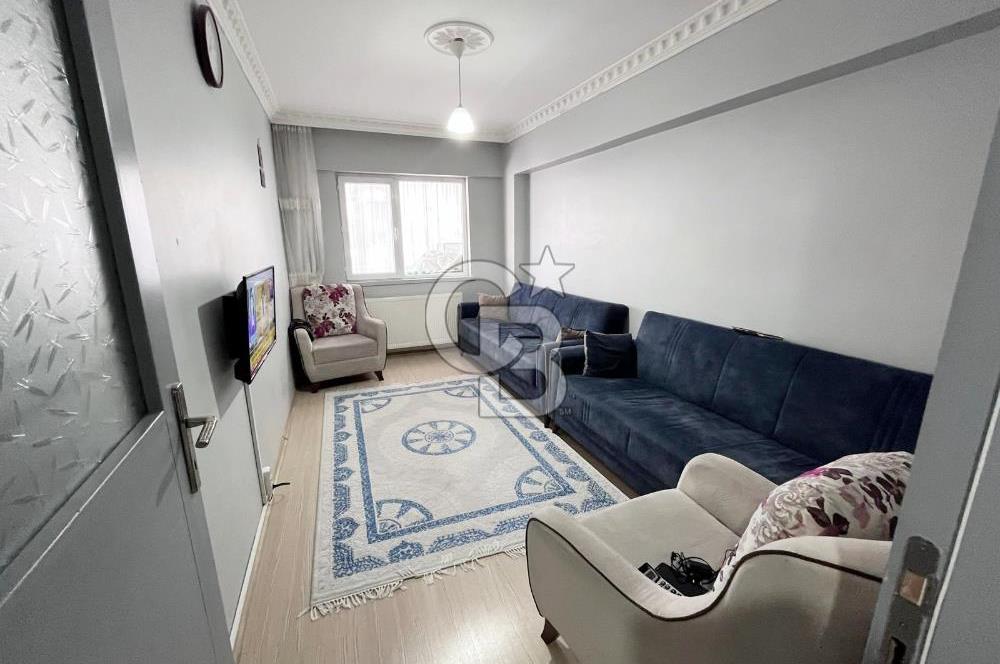 CADDE ÜZERİ YÜKSEK GİRİŞ ALTI DAİRE GENİŞ CAM BALKONLU 2+1