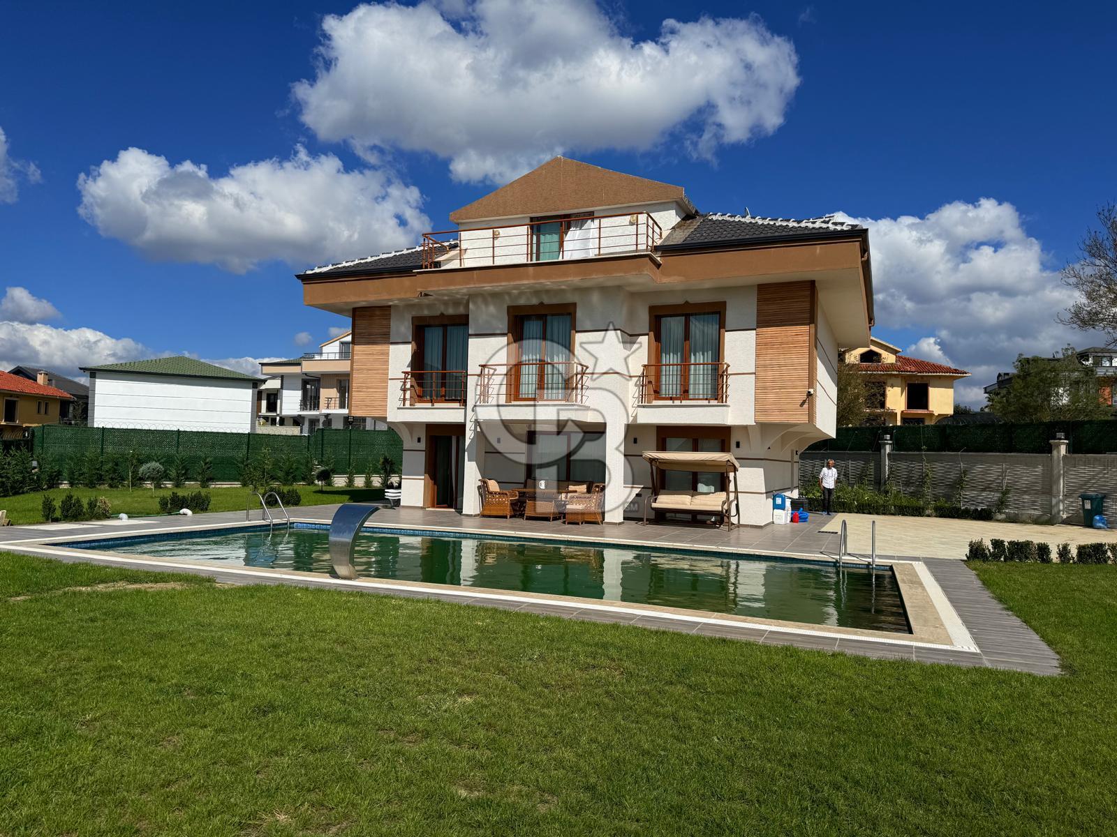 SİLİVRİ GÖL KONAKLARI'NDA MÜSTAKİL HAVUZLU SATILIK VİLLA