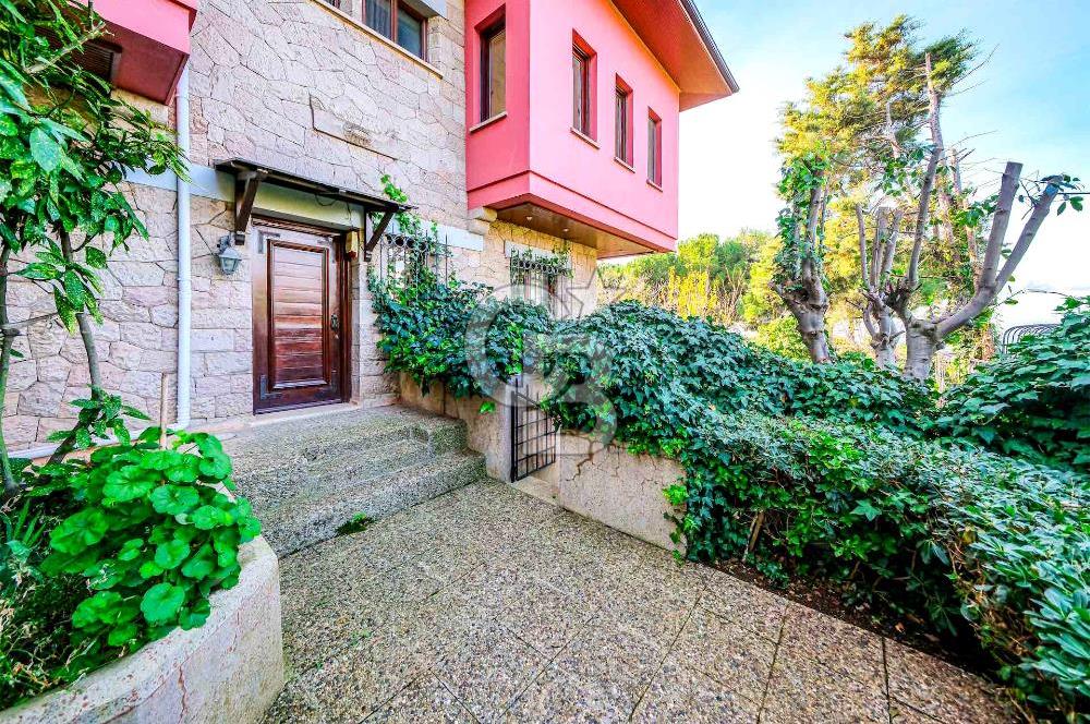 KARTAL DRAGOS'TA 1022 M2 ARSA İÇERİSİNDE SATILIK EMSALSİZ VİLLA