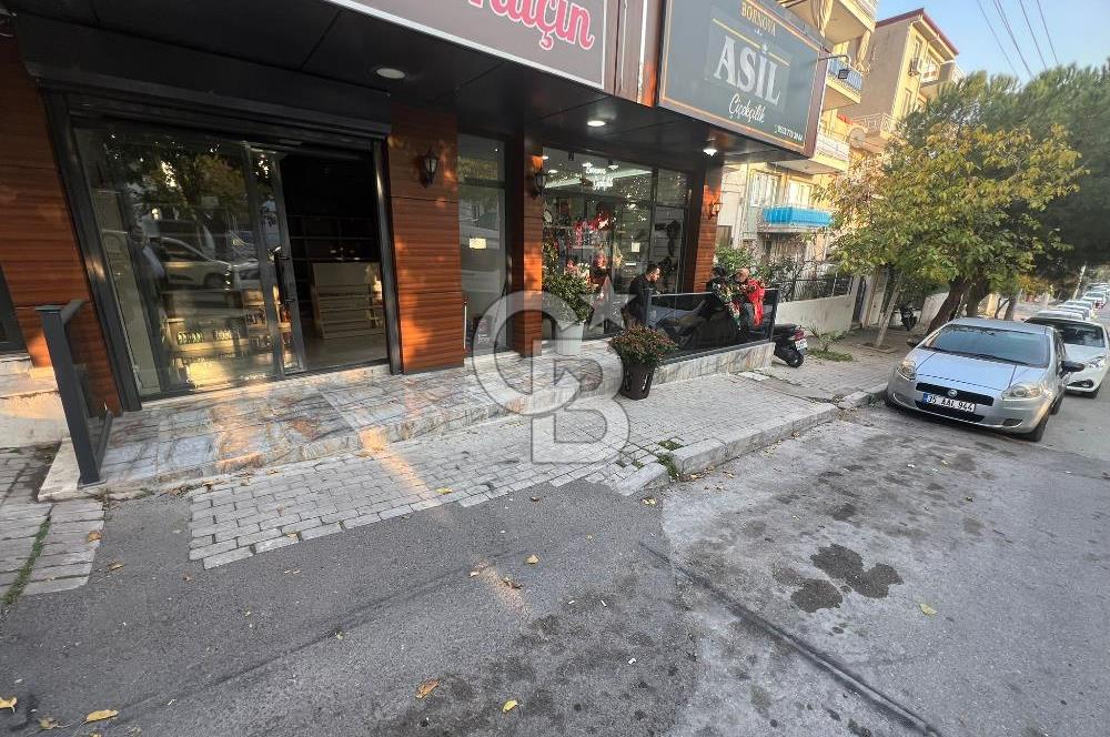 BORNOVA CADDE ÜZERİNDE SATILIK TİCARİ RUHSATLI DÜKKAN