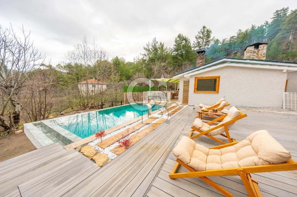 Muğla Çakmak'ta Satılık Havuzlu Şömineli Köy Evi