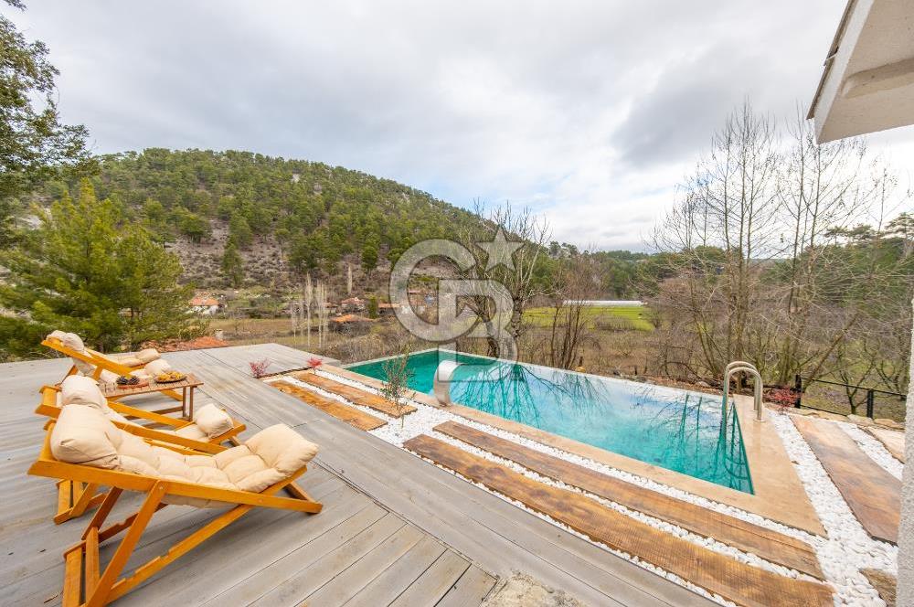 Muğla Çakmak'ta Satılık Havuzlu Şömineli Köy Evi