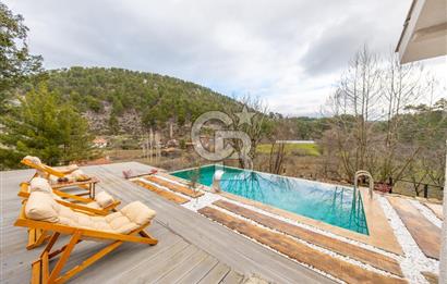 Muğla Çakmak'ta Satılık Havuzlu Şömineli Köy Evi