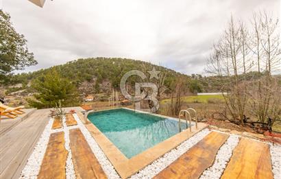 Muğla Çakmak'ta Satılık Havuzlu Şömineli Köy Evi