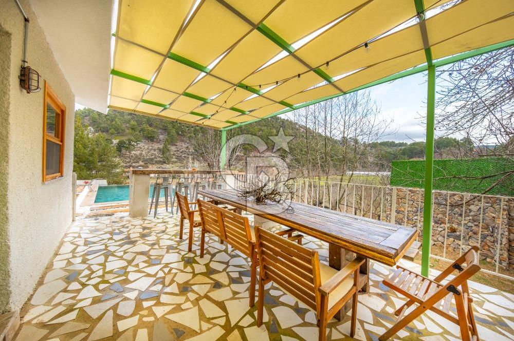 Muğla Çakmak'ta Satılık Havuzlu Şömineli Köy Evi