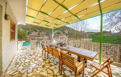 Muğla Çakmak'ta Satılık Havuzlu Şömineli Köy Evi