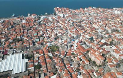 AYVALIK ATARABACILAR MEYDANINA KOMŞU 321 M² TİCARİ RUHSATLI ARSA