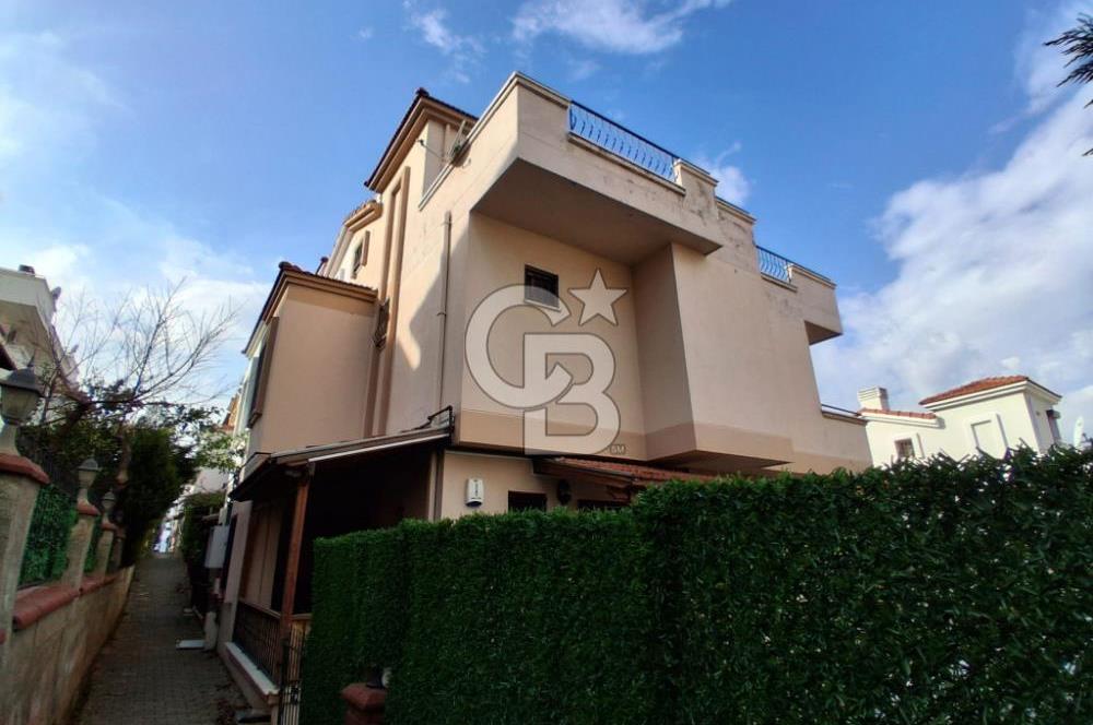 Güzelbahçe Kahramandere de Satılık Deniz Manzaralı Geniş Villa