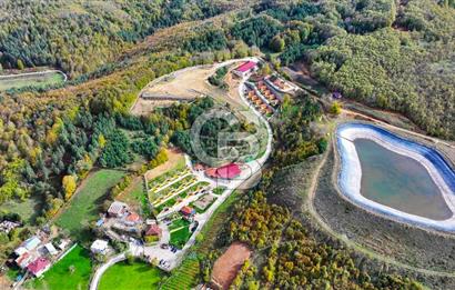 CB CLASS İZNİKTE DOĞA KONSEPTLİ AKTİF GETİRİLİ DAĞ EVLERİ TESİSİ