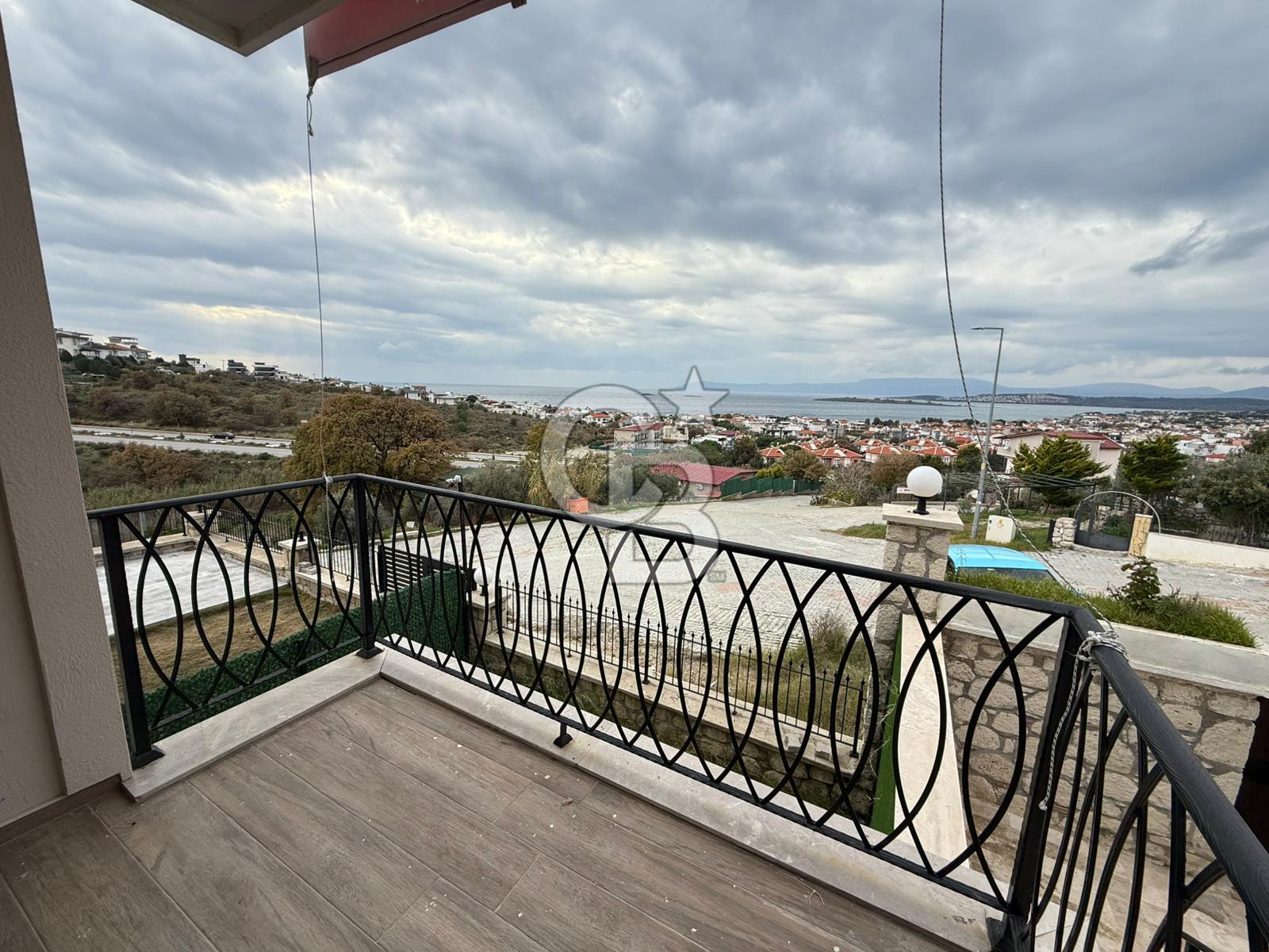 SEFERİHİSAR AKARCA'DA SIFIR DENİZ MANZARALI 2+2 VİLLA 