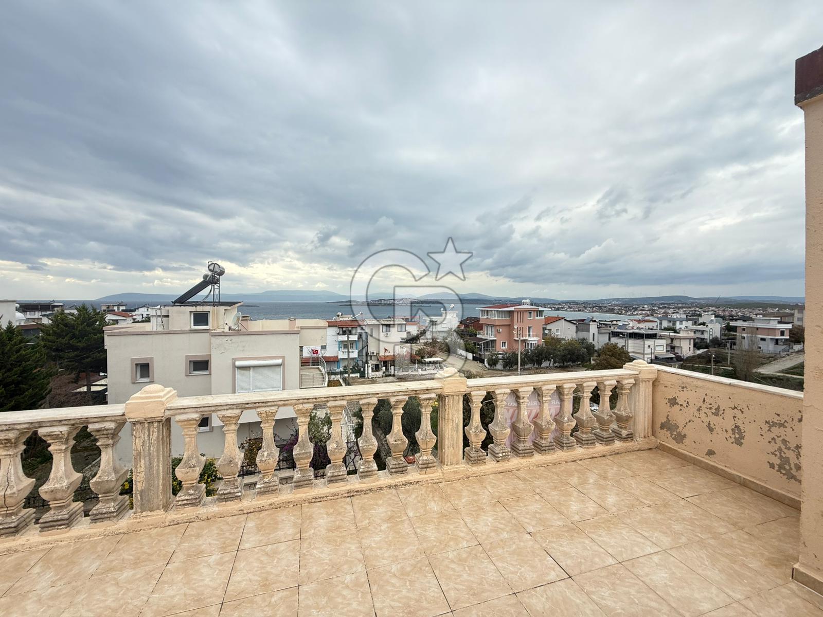 SEFERİHİSAR AKARCA'DA 5+1 DENİZ MANZARALI TERASLI VİLLA