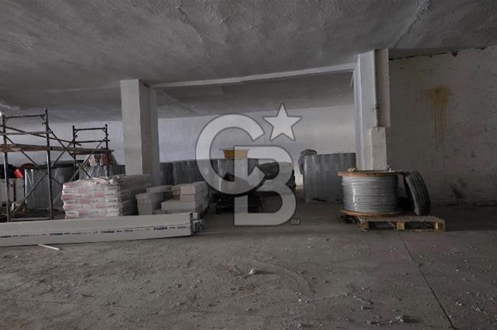 Maltepe Girne Caddesi E-5 Yan Yol Üzeri 650m2 Kiralık Dükkan