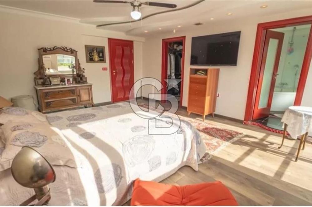 Sahile 200 Metre Müstakil 5+1 Lüks Villa