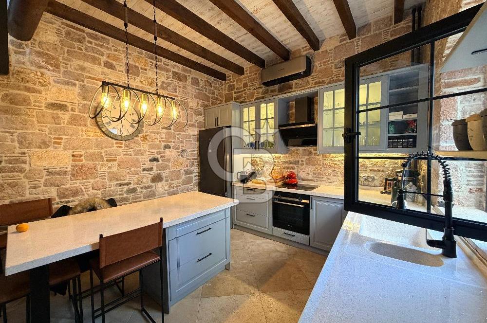 Ayvalık Macaron'da Bahçeli Lüks Tadilatlı Taş Rum Evi