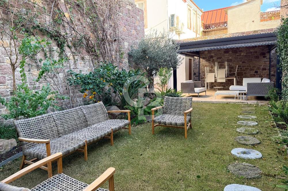 Ayvalık Macaron'da Bahçeli Lüks Tadilatlı Taş Rum Evi